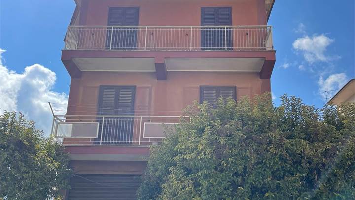 Vendesi ampia casa indipendente in Via Madonna di Fatima