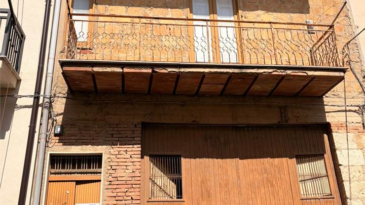 Casa singola in Vendita a Mussomeli (CL) in via Cairoli 